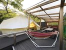 【リバーサイド・コットンテントLL】専用のBBQデッキや洗い場も完備。気軽なアウトドアをグランピング