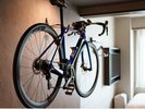 ■サイクリストシングル(ダブル) 扉で仕切られた前室にバイクハンガー完備。2台の持ち込み可能です。