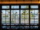 ギャラリーラウンジ、窓側のお席