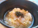 自家製胡麻ダレと鰹ダシをかけて味わう鯛茶漬け