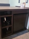 冷蔵庫、ドライヤー、湯沸かしポット、マグカップ、ティッシュ、鏡をデスクに収納しております。