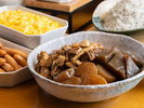 朝食|黒いだし汁が特徴の「静岡おでん」。削り粉と青のりをかけてどうぞ。