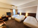 グループ・ご家族みんなでご利用可能な3名様のお部屋です!シングルベッド3台後用意しております!