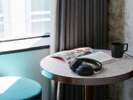 ノイズキャンセリングヘッドホン(貸出備品)をご用意。お好みの音量で自分の世界に浸れます