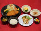 夕食付きプラン(1例)です。日替わりメニューになります。ごはん、味噌汁はおかわり自由です。