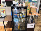 ・【フロント】ちょっと一杯!フロント前の冷蔵コーナーで、ビールやハイボールをどうぞ