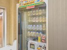 ・【大浴場入口】入浴後の乾いたのどにうれしい、冷たい牛乳やフルーツジュースを各種ご用意しています
