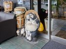 ・【外観】入口には、狸の置物が皆さまをお迎えしております