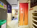 ・【大浴場】入口 お風呂へは土足厳禁止のためスリッパは脱いでお入りください