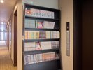 ・【館内】各階エレベーター前の漫画コーナー ちょっとした時間に漫画を楽しんでいただけます
