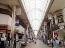 当館より徒歩5分の「キネマ通り商店街です。」伊東駅までの道にございます。