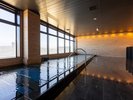 【大浴場「大海」(10階)男湯】】パノラマビューの広々とした浴槽。リラックスもできる寛ぎの空間です。