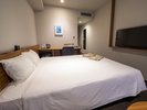 【スタイリッシュダブル】最大3名様でのご利用が可能。広々としたダブルベッドとソファーベッドをご用意。