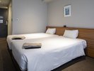 【スタイリッシュツイン】最大3名様でのご利用が可能広めのシングルベッドとソファーベッドをご用意。