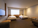 【デラックスツイン】最大4名様でのご利用が可能。広々とした空間にダブルベッドとソファーベッドをご用意