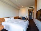 【スタイリッシュダブル】最大3名様でのご利用が可能。広々としたダブルベッドとソファーベッドをご用意。