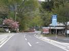 道順 4 滝美館まで1キロです。右側に町営駐車場が見えてきます。