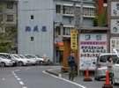 道順 8 観爆台の標識を過ぎますと鮎美屋が見えてきます。