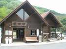 水郡線 袋田駅 林業の町らしく、地元で伐採した木を惜しげもなく使用したログハウス