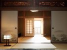 虫の声に耳を傾ける【文豪の家】一階