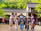記念日にいかがですか?色浴衣貸し出しオプションで。無料プランもあり。新緑から夏の竹田城下町で記念撮影