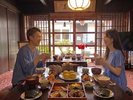 朝食は、明治の町家カフェのお座敷席の個室にてごゆっくり。彩お重と直営パン工房のパン