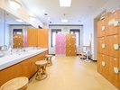 【大浴場】脱衣所_脱衣所、洗面台◆コインロッカー完備