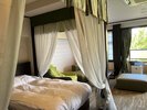 【デラックスルーム】やわらかな日差しをうけるあたたかみのあるお部屋。