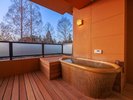 【客室露天風呂】季節の風を感じながら、静かに湯に浸かる幸せ