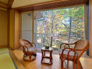 *秋の樹林棟和室(紅葉)/日光湯元の紅葉は9月中旬から10月中旬がピーク