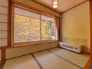 *秋の白根棟和室(紅葉)/客室から紅葉を眺めることができる温泉宿