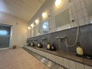 男性浴場 洗い場7つ