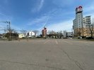 第一駐車場 広々とした平面駐車場に約50台お停めいただけます