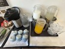 朝食ドリンク(水・ジュース2種類・牛乳・お茶)