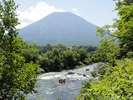 北海道の自然を代表する羊蹄山の麓、清流「尻別川」を舞台にラフティング