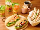 イーストMt.「ローンパイン」新設したカフェブースではテイクアウトもできる軽食セットをご用意♪