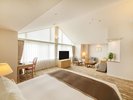 ■ジュニアスイート洋室例/キング×ツイン(最大4名様迄収容可能な66u)