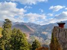 紅葉シーズンはまた格別の良さがある山寺。多くの方で賑わいます。
