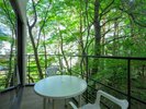 庭に面したテラスで爽やかな風に心癒される、寛ぎのひととき。
