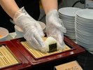 ほかほかのおむすびで味わう、日本の朝食。