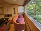 【仙渓園「竹」温泉バス付和洋室】窓に向かったソファを備え、四季折々の風景を眺めながらゆったりと。