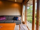 【仙渓園「萩」温泉桧風呂付】2025年10月、リニューアル。リビングスペースは、ソファを備えた寛ぎ空間。