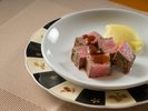 厚切りステーキをライブキッチンで焼き上げ、春らしい抹茶塩で味わう贅沢な一皿。