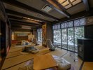 美しい日本庭園を眺めながら一息。贅沢な余白の時間をお過ごしください。