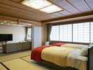 【芙蓉】庭園を望むゆったりとしたベッドルームと大きなネットテレビを備えたプライベートリビング。