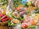 料理長こだわりの新鮮なお刺身を豪快に盛り合わせ。華やかな盛り付けで、夏の宴を彩る一皿に仕上げました。