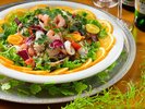 旬の魚介を彩り豊かに盛り付けた一皿。夏の訪れを感じる海の恵みを、新鮮な味わいのままお楽しみください