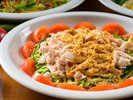 やわらかな蒸し鶏に香ばしい胡麻だれを合わせた中華の定番。夏野菜とともにさっぱりと楽しめる一皿です。