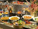 秋気分を盛り上げる華やかなバイキング。
