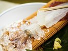 コリコリとした食感と透明な姿が特徴の活イカ姿造り
